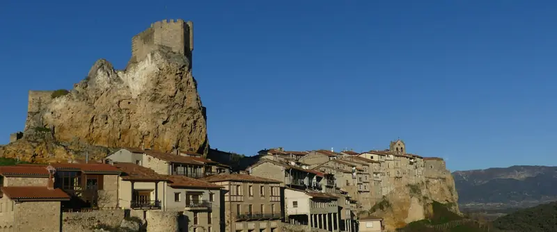 Frías, en Burgos: el castillo sobre la peña y las casas de piedra del pueblo.