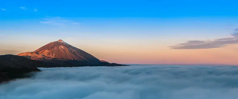 El Teide al amanecer, sobre un mar de nubes, en Tenerife.